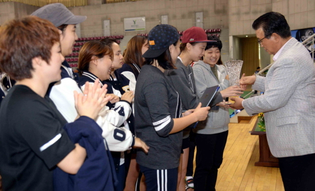 12일 용인 실내체육관에서 열린 2014 경기일보 용인 전국남여 9인제 배구대회 시상식에서 박승수 한국9인제배구연맹 회장이 여자 대학부에서 우승과 준우승을 차지한  이화여자대학교 B팀과 A팀을 시상하고 있다.전형민기자
