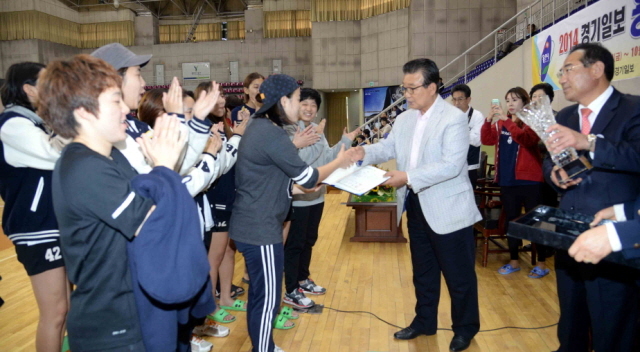 12일 용인 실내체육관에서 열린 2014 경기일보 용인 전국남여 9인제 배구대회 시상식에서 박승수 한국9인제배구연맹 회장이 여자 대학부에서 우승과 준우승을 차지한  이화여자대학교 B팀과 A팀을 시상하고 있다.전형민기자