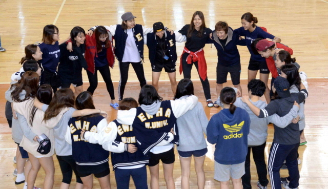 12일 용인 실내체육관에서 열린 2014 경기일보 용인 전국남여 9인제 배구대회  여자 대학부에서 우승과 준우승을 차지한  이화여자대학교 A,B팀이 환호하고 있다.전형민기자