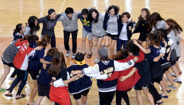 12일 용인 실내체육관에서 열린 2014 경기일보 용인 전국남여 9인제 배구대회  여자 대학부에서 우승과 준우승을 차지한  이화여자대학교 A,B팀이 환호하고 있다.전형민기자