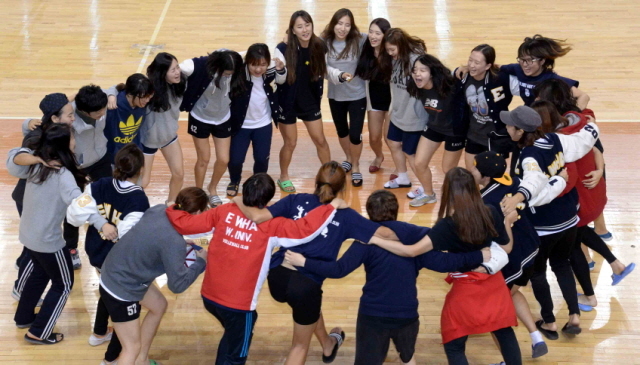 12일 용인 실내체육관에서 열린 2014 경기일보 용인 전국남여 9인제 배구대회  여자 대학부에서 우승과 준우승을 차지한  이화여자대학교 A,B팀이 환호하고 있다.전형민기자