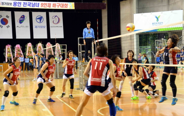 12일 용인 실내체육관에서 열린 2014 경기일보 용인 전국남여 9인제 배구대회에서 여자 클럽2부 의왕 까치팀과 서울 위더스티바팀이 결승경기를 하고 있다.전형민기자