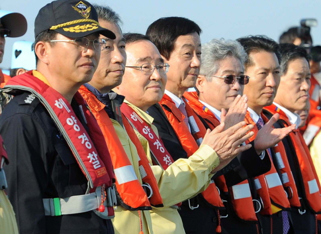23일 오후 정홍원 국무총리와 정종섭 안전해양부 장관이 인천시 중구 월미도 앞바다에서 열린 해양 재난에 대비한 민·관·군 합동 인명 구조훈련에 참석해 함정사열을 받고 있다. 장용준기자