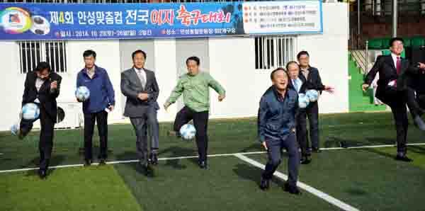 안성시체육회와 경기일보 주최로 25일 안성종합운동장에서 열린 '제4회 안성맞춤컵 전국여자축구대회' 개회식에서 황은성 안성시장, 유광철 안성시의회 의장, 신교철 경기일보 상무이사 등 내빈들이 시축을 하고 있다. 김시범기자