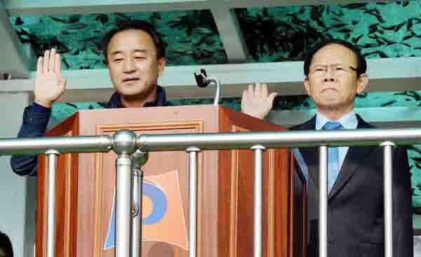 안성시체육회와 경기일보 주최로 25일 안성종합운동장에서 열린 '제4회 안성맞춤컵 전국여자축구대회' 개회식에서 황은성 안성시장, 신교철 경기일보 상무이사가 선수대표 선서를 받고 있다. 김시범기자