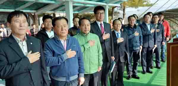 안성시체육회와 경기일보 주최로 25일 안성종합운동장에서 열린 '제4회 안성맞춤컵 전국여자축구대회' 개회식에서 황은성 안성시장, 유광철 안성시의회 의장, 신교철 경기일보 상무이사 등 내빈들이 국민의례를 하고 있다. 김시범기자