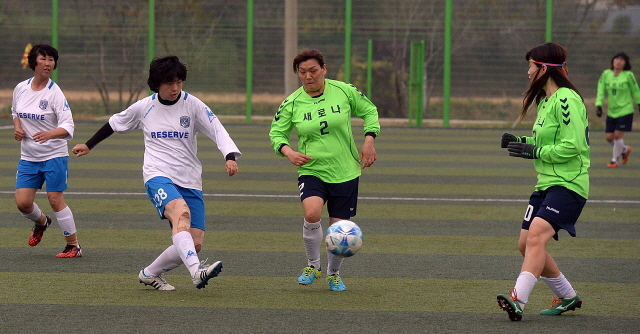 안성시체육회와 경기일보가 공동주최한 안성맞춤컵 전국 여자축구대회 마지막날인 26일 안성종합운동장에서 부천 새로나대 강원 리저브클럽의 결승전 경기가 펼쳐지고 있다. 추상철기자