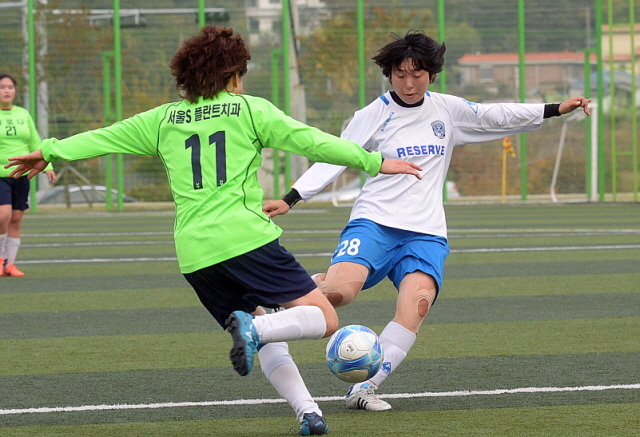 안성시체육회와 경기일보가 공동주최한 안성맞춤컵 전국 여자축구대회 마지막날인 26일 안성종합운동장에서 부천 새로나대 강원 리저브클럽의 결승전 경기가 펼쳐지고 있다. 추상철기자