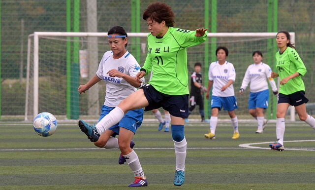안성시체육회와 경기일보가 공동주최한 안성맞춤컵 전국 여자축구대회 마지막날인 26일 안성종합운동장에서 부천 새로나대 강원 리저브클럽의 결승전 경기가 펼쳐지고 있다. 추상철기자