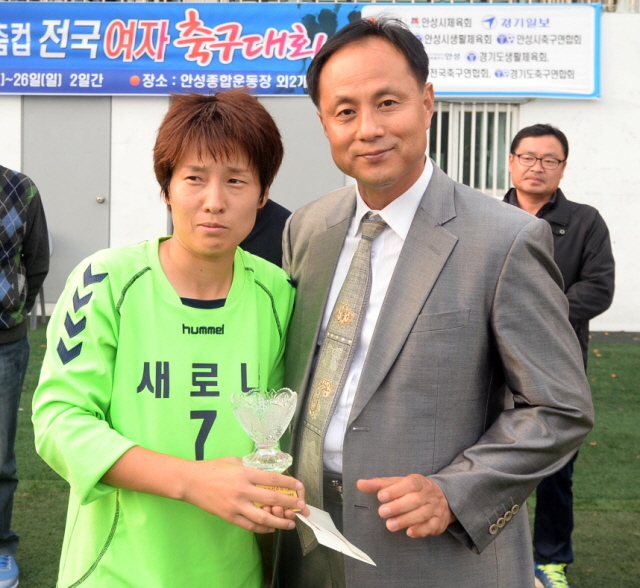 안성시체육회와 경기일보가 공동주최한 안성맞춤컵 전국 여자축구대회 마지막날인 26일 안성종합운동장에서 부천 새로나 선수가 우수선수상을 전달받고 있다. 추상철기자
