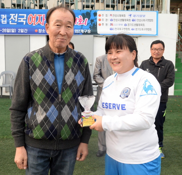 안성시체육회와 경기일보가 공동주최한 안성맞춤컵 전국 여자축구대회 마지막날인 26일 안성종합운동장에서 지도자상을 받은 강원 리저브클럽 감독이 트로피를 전달받고 있다. 추상철기자