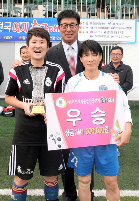안성시체육회와 경기일보가 공동주최한 안성맞춤컵 전국 여자축구대회 마지막날인 26일 안성종합운동장에서 우승팀인 강원 리저브클럽 대표선수가 우승상금을 전달받고 있다. 추상철기자