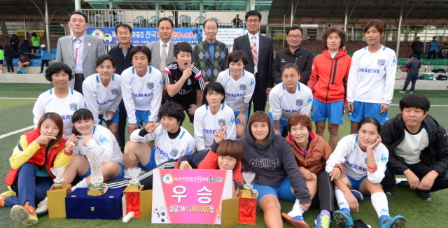 안성시체육회와 경기일보가 공동주최한 안성맞춤컵 전국 여자축구대회 마지막날인 26일 안성종합운동장에서 우승팀인 강원 리저브클럽이 기념촬영을 하고 있다. 추상철기자