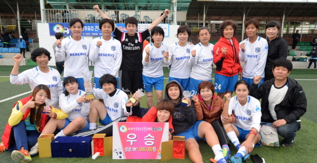 안성시체육회와 경기일보가 공동주최한 안성맞춤컵 전국 여자축구대회 마지막날인 26일 안성종합운동장에서 우승팀인 강원 리저브클럽이 기념촬영을 하고 있다. 추상철기자