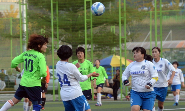 안성시체육회와 경기일보가 공동주최한 안성맞춤컵 전국 여자축구대회 마지막날인 26일 안성종합운동장에서 부천 새로나대 강원 리저브클럽의 결승전 경기가 펼쳐지고 있다. 추상철기자