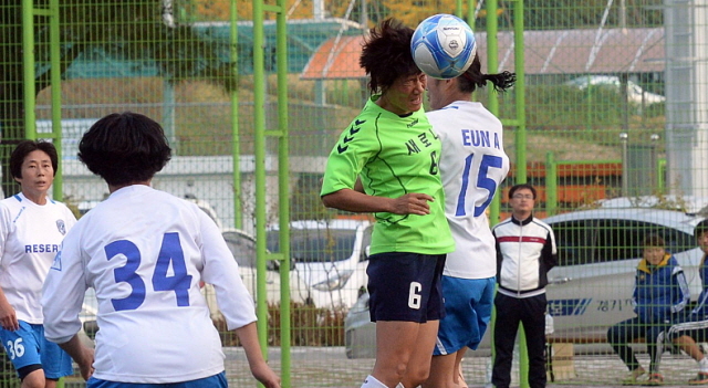 안성시체육회와 경기일보가 공동주최한 안성맞춤컵 전국 여자축구대회 마지막날인 26일 안성종합운동장에서 부천 새로나대 강원 리저브클럽의 결승전 경기가 펼쳐지고 있다. 추상철기자