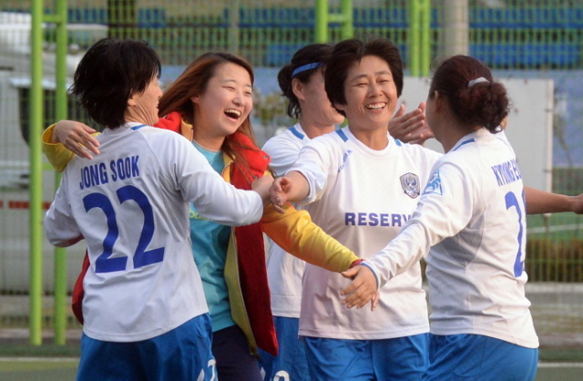 안성시체육회와 경기일보가 공동주최한 안성맞춤컵 전국 여자축구대회 마지막날인 26일 안성종합운동장에서 강원 리저브클럽 선수들이 부천 새로나와의 승부차기 끝에 승리를 거둔후 기뻐하고 있다. 추상철기자