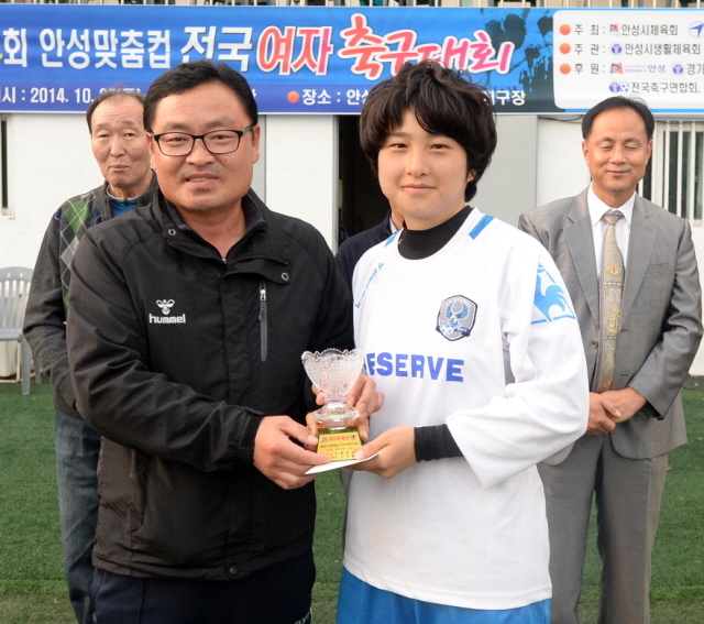 안성시체육회와 경기일보가 공동주최한 안성맞춤컵 전국 여자축구대회 마지막날인 26일 안성종합운동장에서 최우수 득점상에 대한 시상식이 진행되고 있다. 추상철기자