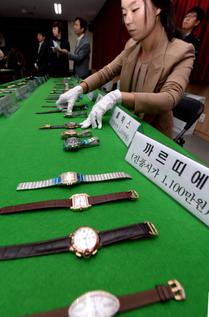 27일 오전 인천시 중구 인천본부세관 5층 강당에서 올해 다양한 수법으로 몰래 들여온 총 980억 원대 가짜 명품시계 6천7백여개를 단속한 세관 직원들이 고가의 짝퉁 명품시계들을 살펴 보고 있다. 장용준기자