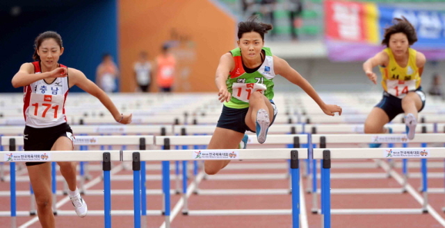 30일 제주종합경기장에서 열린 제95회 전국체육대회 육상 여자 고등부 110m 허들 결승에서 임주연(경기 소래고) 선수가 힘차게 허들을 넘고 있다.전형민기자