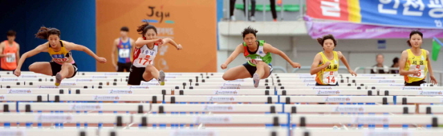 30일 제주종합경기장에서 열린 제95회 전국체육대회 육상 여자 고등부 110m 허들 결승에서 임주연(경기 소래고) 선수가 힘차게 허들을 넘고 있다.전형민기자