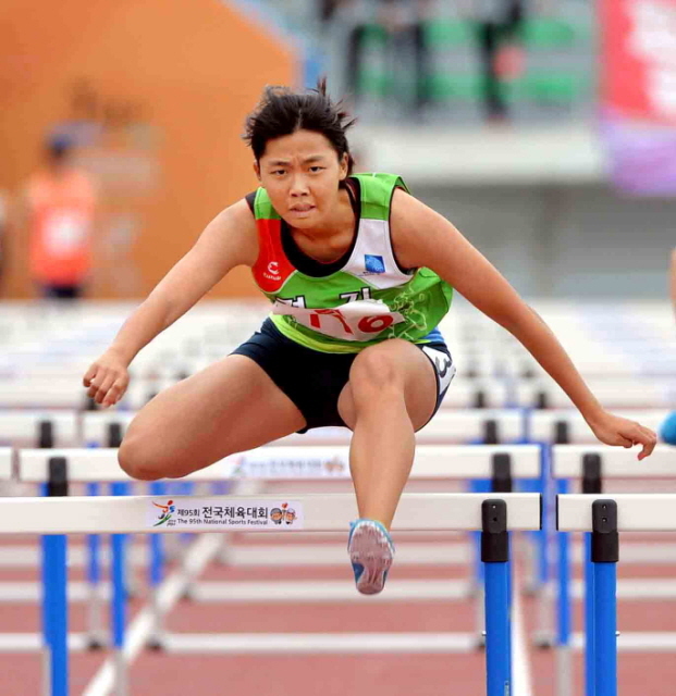 30일 제주종합경기장에서 열린 제95회 전국체육대회 육상 여자 고등부 110m 허들 결승에서 임주연(경기 소래고) 선수가 힘차게 허들을 넘고 있다.전형민기자
