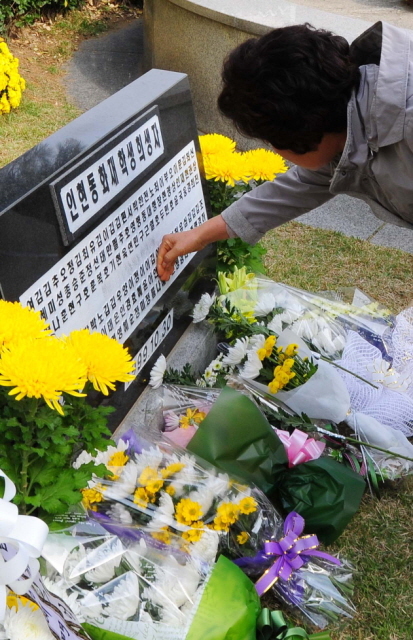 30일 오전 인천시 중구 학생문화회관에서 열린 '인천 인현동 화재사고 15주기 추모식'에서 한 유족이 희생 학생들의 추모비를 어루만지며 슬퍼하고 있다. 장용준기자