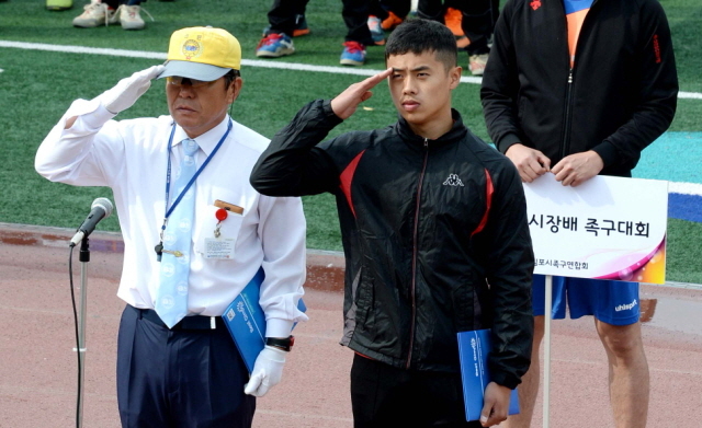 2일 김포시 사우동 김포공설운동장에서 열린 2014 김포시장배 족구대회 개회식에서 심판과 선수대표가 선서를 하고 있다. 장용준기자