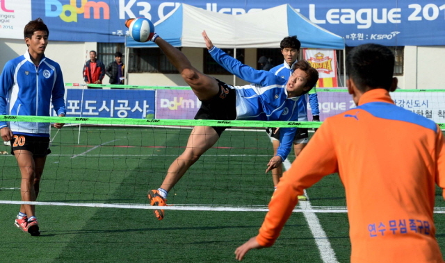 2일 김포시 사우동 김포공설운동장에서 열린 2014 김포시장배 족구대회에서 전국 최강부 시범경기에 나선 한 선수가 신기에 가까운 슛을 시도하고 있다. 장용준기자