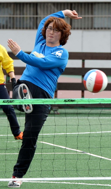 2일 김포시 사우동 김포공설운동장에서 열린 2014 김포시장배 족구대회 여성부 시범경기에 나선 한 선수가 강력한 슛을 시도하고 있다. 장용준기자