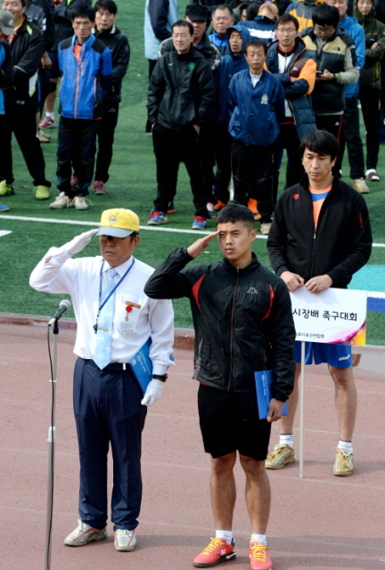2일 김포시 사우동 김포공설운동장에서 열린 2014 김포시장배 족구대회 개회식에서 심판과 선수대표가 선서를 하고 있다. 장용준기자