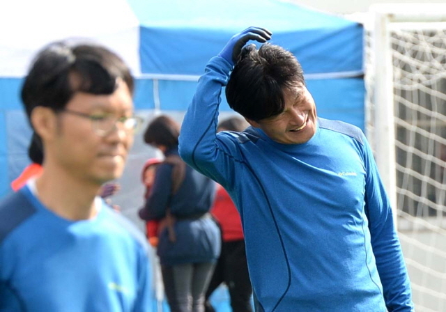 2일 김포시 사우동 김포공설운동장에서 열린 2014 김포시장배 족구대회 예선전에서 실점을 한 선수가 안타까운 표정을 짓고 있다. 장용준기자