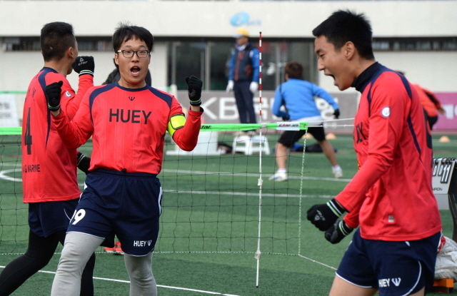 2일 김포시 사우동 김포공설운동장에서 열린 2014 김포시장배 족구대회 예선전에서 득점에 성공한 선수들이 화이팅을 외치고 있다. 장용준기자