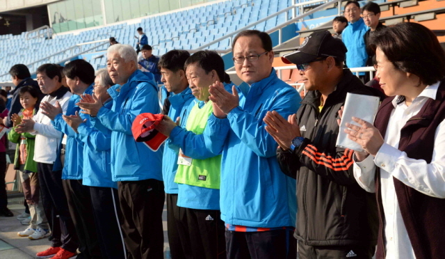 9일 안산시와 경기일보가 공동 주최한 ‘2014 안산 희망 마라톤대회’에서 제종길 안산시장, 성준모 안산시의회 의장, 전구표 안산희망마라톤추진위원장, 이순국 경기일보 사장 등 참석자들이 박수를 치고 있다.전형민기자