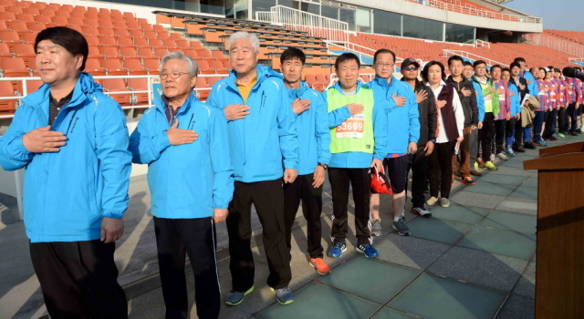 9일 안산시와 경기일보가 공동 주최한 ‘2014 안산 희망 마라톤대회’에서 제종길 안산시장, 성준모 안산시의회 의장, 전구표 안산희망마라톤추진위원장, 이순국 경기일보 사장 등 참석자들이 국기에 대한 경례를 하고 있다.전형민기자