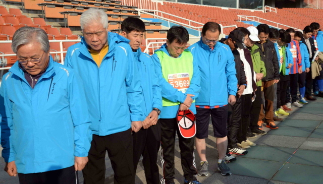 9일 안산시와 경기일보가 공동 주최한 ‘2014 안산 희망 마라톤대회’에서 제종길 안산시장, 성준모 안산시의회 의장, 전구표 안산희망마라톤추진위원장, 이순국 경기일보 사장 등 참석자들이 세월호 희생자를 추모하는 묵념을 하고 있다.전형민기자