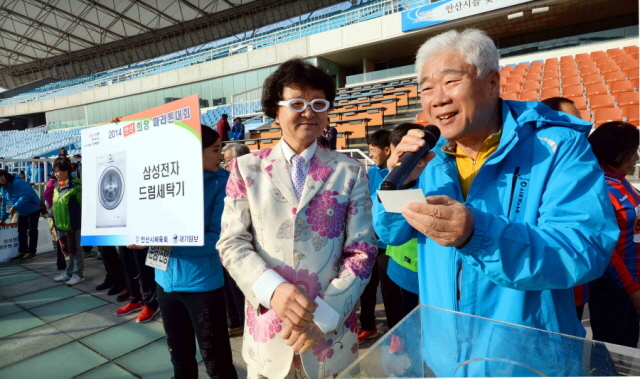 9일 안산시와 경기일보가 공동 주최한 ‘2014 안산 희망 마라톤대회’에서 이순국 경기일보 사장 이 행운권 추첨을 하고 있다.전형민기자