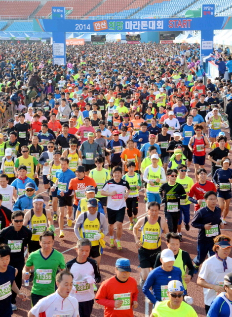 9일 안산시와 경기일보가 공동 주최한 ‘2014 안산 희망 마라톤대회’에 참가한 1만여명의 마라토너들이 안산 와스타디움을 힘차게 출발하고 있다.전형민기자