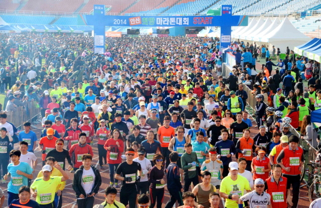 9일 안산시와 경기일보가 공동 주최한 ‘2014 안산 희망 마라톤대회’에 참가한 1만여명의 마라토너들이 안산 와스타디움을 힘차게 출발하고 있다.전형민기자