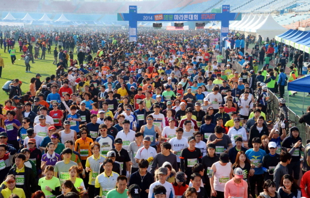 9일 안산시와 경기일보가 공동 주최한 ‘2014 안산 희망 마라톤대회’에 참가한 1만여명의 마라토너들이 안산 와스타디움을 힘차게 출발하고 있다.전형민기자