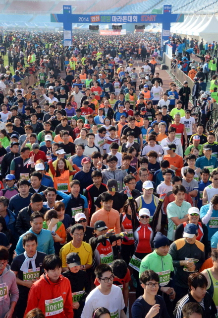 9일 안산시와 경기일보가 공동 주최한 ‘2014 안산 희망 마라톤대회’에 참가한 1만여명의 마라토너들이 안산 와스타디움을 힘차게 출발하고 있다.전형민기자