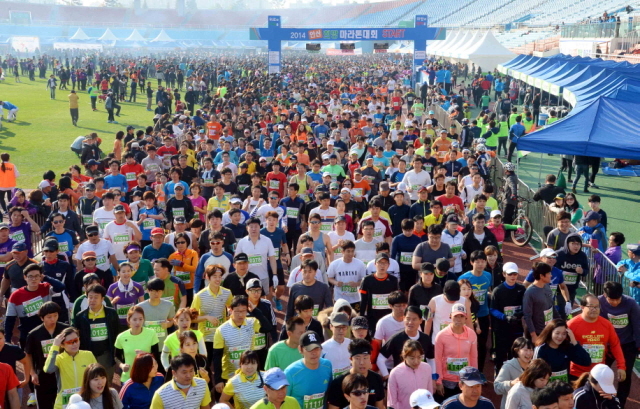 9일 안산시와 경기일보가 공동 주최한 ‘2014 안산 희망 마라톤대회’에 참가한 1만여명의 마라토너들이 안산 와스타디움을 힘차게 출발하고 있다.전형민기자