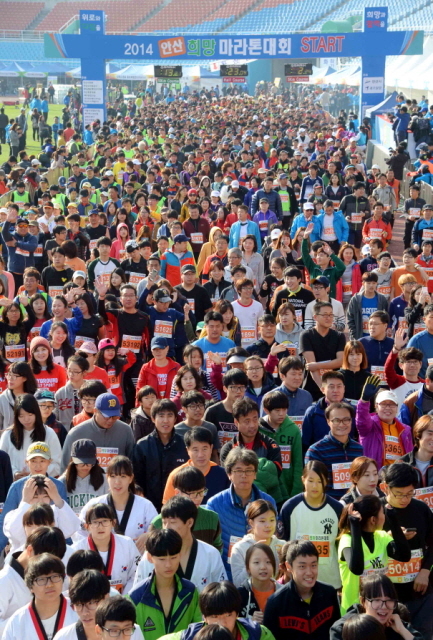 9일 안산시와 경기일보가 공동 주최한 ‘2014 안산 희망 마라톤대회’에 참가한 1만여명의 마라토너들이 안산 와스타디움을 힘차게 출발하고 있다.전형민기자