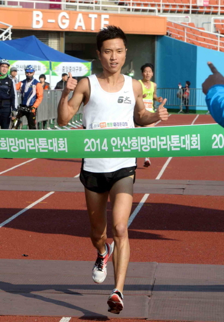2014 안산 희망마라톤 남자 5km 1위 / 전형민기자