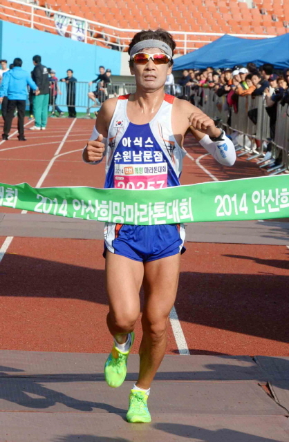 2014 안산 희망마라톤 남자 하프코스 1위 / 전형민기자