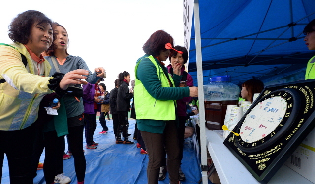 안산시와 경기일보가 공동주최한 2014 안산 희망 마라톤대회가 열린 9일 안산 와스타디움에서 안산시 중독관리 통합지원센터에서 마련한 부스에서 다트 게임을 즐기고 있다. 추상철기자