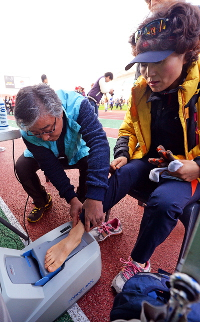 안산시와 경기일보가 공동주최한 2014 안산 희망 마라톤대회가 열린 9일 안산 와스타디움에서 참가자들이 건강체험 부스에 마련된 골밀도 검사를 받고 있다. 추상철기자