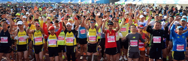 안산시와 경기일보가 공동주최한 2014 안산 희망 마라톤대회가 열린 9일 안산 와스타디움에서 하프코스에 출전한 마라토너들이 출발전 몸풀기를 하고 있다 . 추상철기자