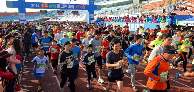 안산시와 경기일보가 공동주최한 2014 안산 희망 마라톤대회가 열린 9일 안산 와스타디움에서 1만여 명의 참가자들이 5km,10km, 하프코스 각 부문별 참가자들이 힘찬 출발을 하고 있다. 추상철기자