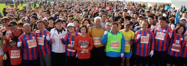 안산시와 경기일보가 공동주최한 2014 안산 희망 마라톤대회가 열린 9일 안산 와스타디움에서 제종길 안산시장, 성준모 안산시의회 의장, 이순국 경기일보 사장, 국민 마라토너 이봉주 등 내빈들과 참가자들이 출발전 완주를 다짐하며 파이팅을 외치고 있다. 추상철기자